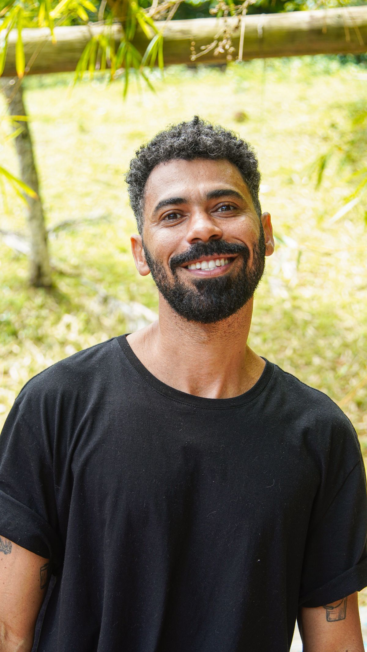 Homem sorrindo para a câmera ao ar livre na Bahia
